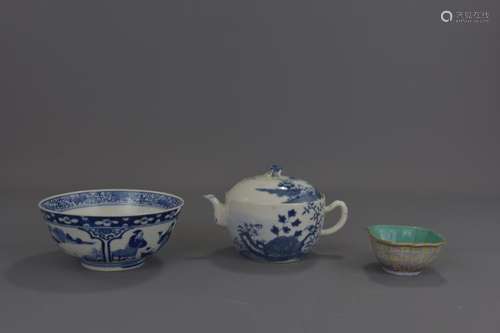 A CHINESE PORCELAIN TEAPOT & BOWL