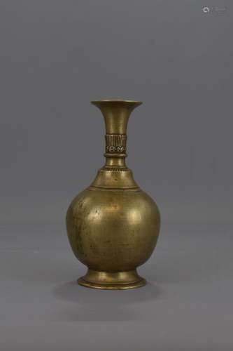 A MIDDLE EASTERN BRONZE VASE