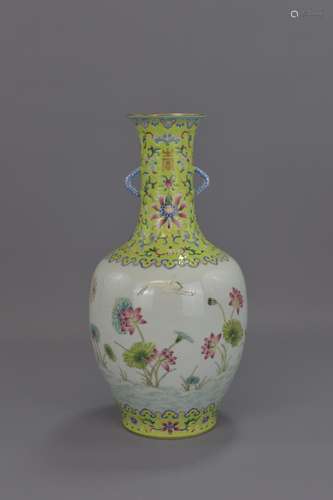 A CHINESE FAMILLE ROSE PORCELAIN VASE