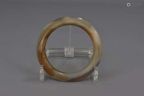 A CHINESE HAN DYNASTY POLISHED AGATE BANGLE