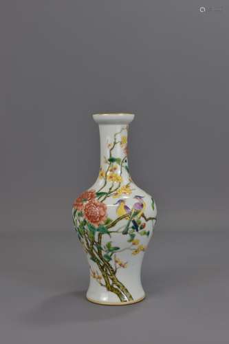 A CHINESE REPUBLICAN PERIOD FAMILLE ROSE PORCELAIN VASE