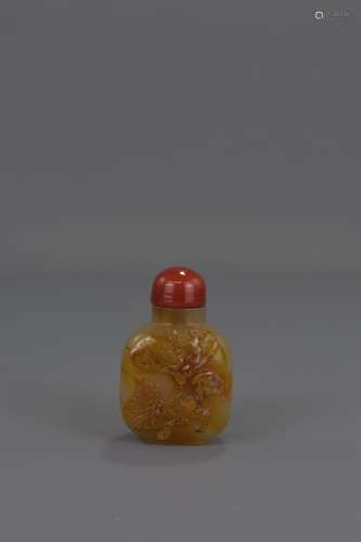 A CHINESE AGATE SNUFF BOTTLE