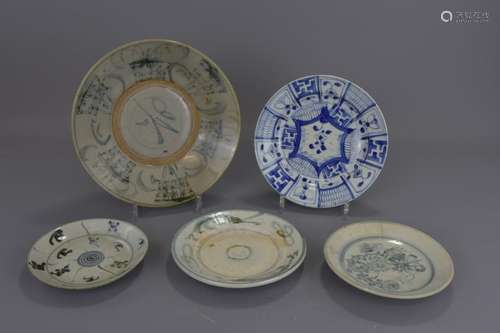 FIVE CHINESE BLUE AND WHITE PORCELAIN PLATES