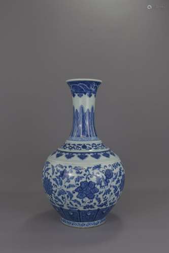 A CHINESE BLUE AND WHITE PORCELAIN VASE