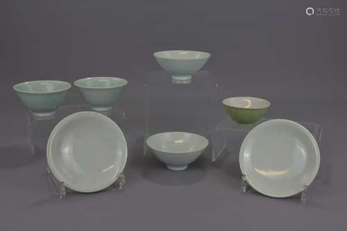 GROUP OF CHINESE PORCELAIN BOWLS AND SAUCERS