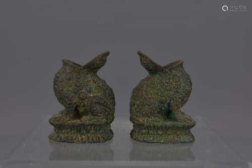 A PAIR OF CHINESE BRONZE FROGS