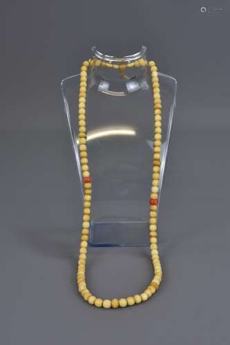 AN IVORY BEADED NECKLACE