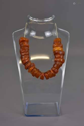 AN AMBER BEADED NECKLACE