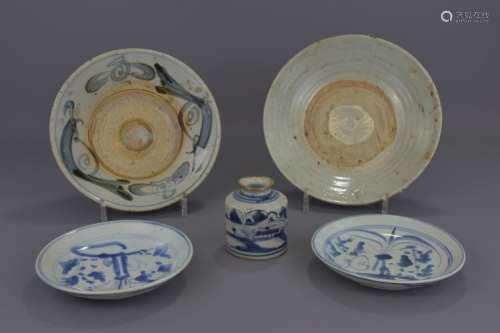 GROUP OF CHINESE PORCELAIN PLATES AND JAR