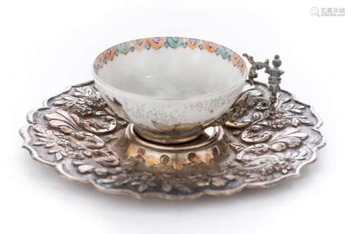 Tasse en porcelaine du Japon et un présentoir en argent du Sultan Abdulameid II vers 1910