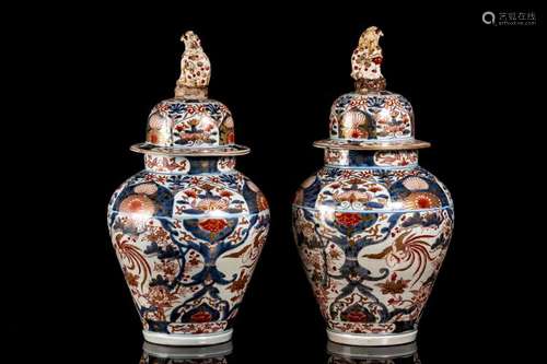 Paire de potiches couvertes à décor Imari du Japon XVIIIe