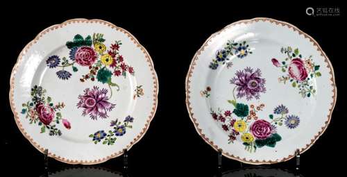 Paire d'assiettes plates en porcelaine de Chine à décor au chardon. Epoque Qianlong 乾隆