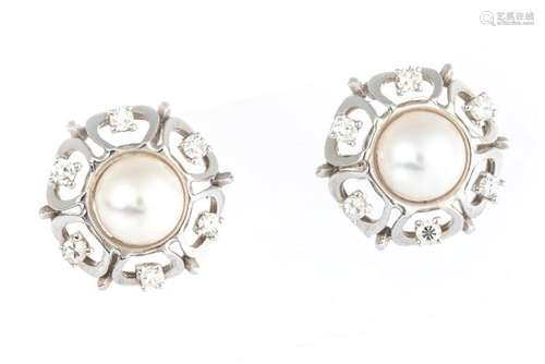 Paire de clous ou boucles d'oreilles en or gris .750 avec perle au centre et 6 diamants