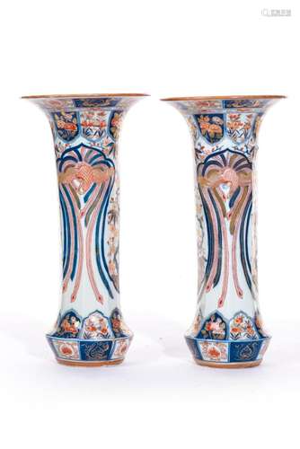 Paire de vases en porcelaine à décor Imari du Japon, XVIIIe