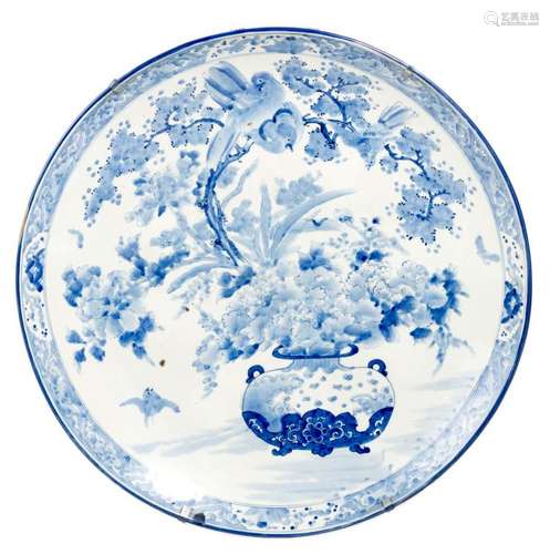 Grand plat en porcelaine Hirado du Japon à décor en bleu et blanc