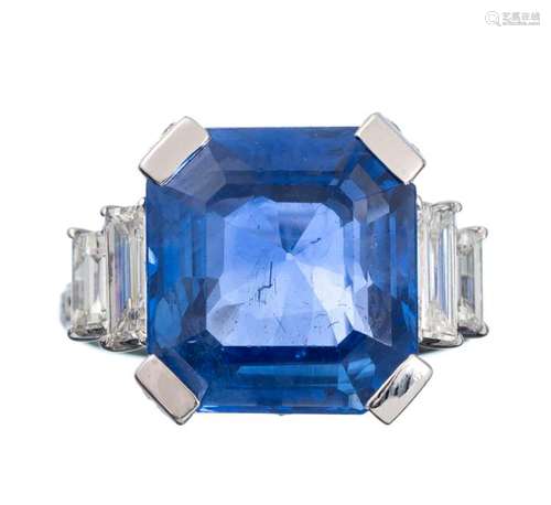 Bague en platine avec un saphir bleu 11.84 ct