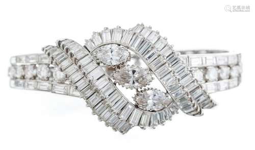 Très joli bracelet en or gris .750 des années 1960 serti de diamants