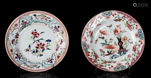 Ensemble de deux assiettes en porcelaine de Chine,