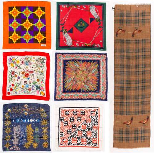 Ensemble de foulards, carrés et étoles signés