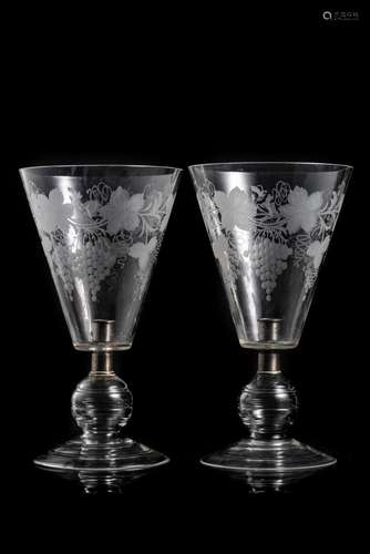 Paire de bougeoirs anciens en verre