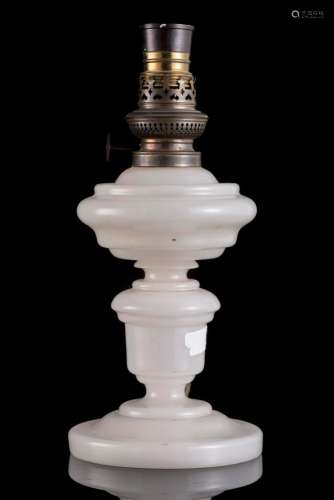 Lampe de table avec pied en opaline blanche d'une ancienne lampe à pétrole.