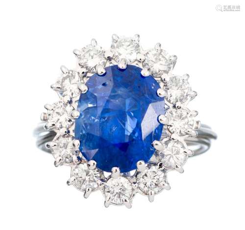 Bague en or blanc .750 avec un saphir bleuet env 7.7 ct et diamants