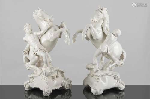 Nymphenbourg, paire de dompteurs de chevaux en porcelaine blanche, 1921.