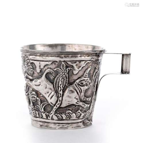 Tasse en argent repoussé .925