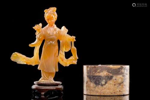 Sculpture de jeune femme debout en agate, Chine.