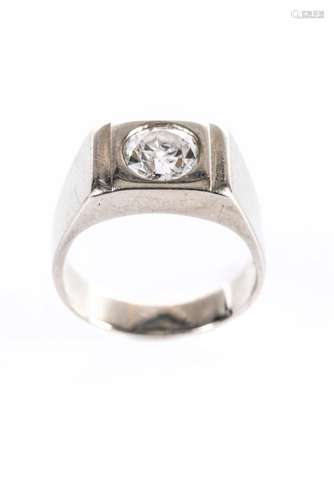 Bague en or gris .750 avec un diamant serti clos