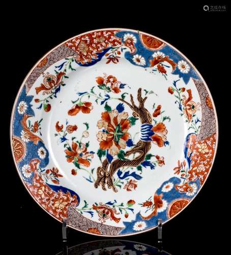 Assiette en porcelaine de Chine à décor Imari famille verte de fleurs et branchages