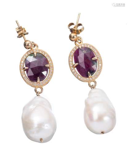 Une paire de boucles d'oreilles en or .750, perles baroques