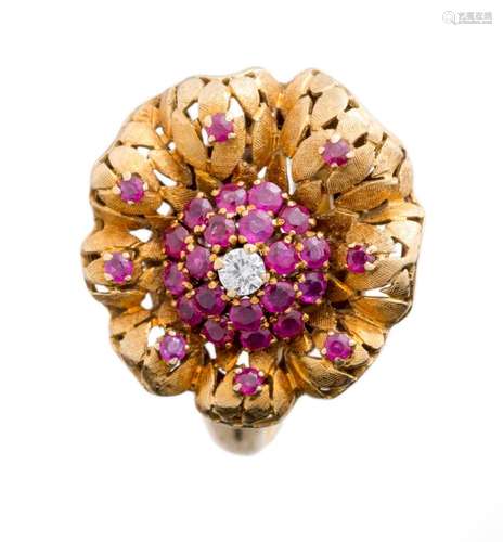 Bague en or jaune .750 développant une fleur sertie de 27 rubis avec au centre un diamant de 0.07 ct.