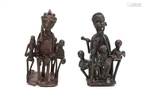 Deux groupes de figurines en bronze, probablement Gabon, vers 1960