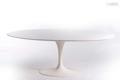 Eero Saarinen, table ovale à pied «Tulipe »