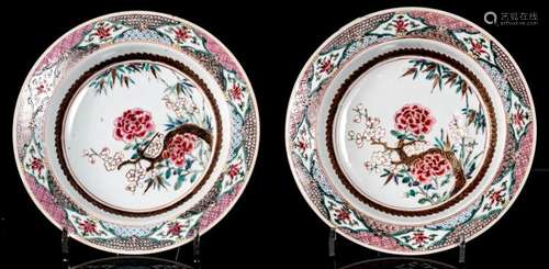 Paire d'assiettes en porcelaine de Chine en famille verte et rose