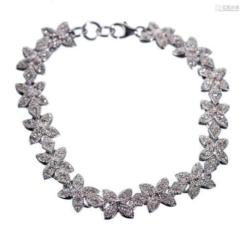 Bracelet en argent .925 rhodié à motif de fleurs serti de 69 saphirs blancs