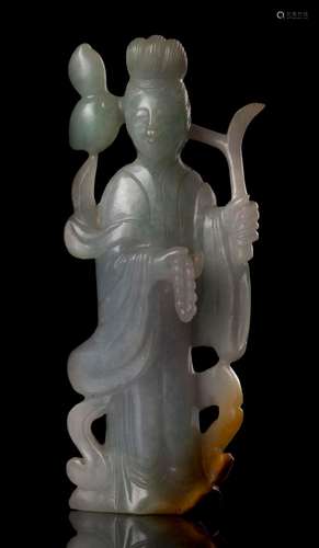 Sculpture d'une jeune femme en jadeite verte avec traces de rouille à la base