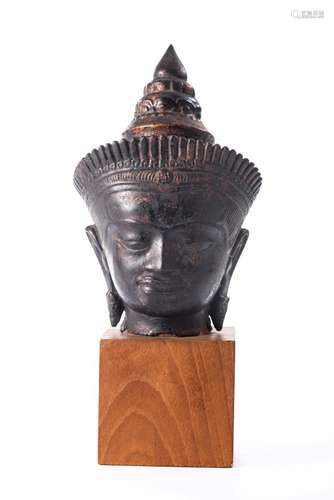 Tête de boudha thaï en bronze à patine noire style Lopburi.