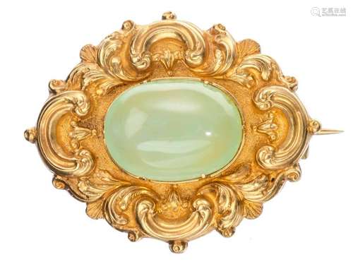 Broche en or jaune à décor baroque et agate verte au centre