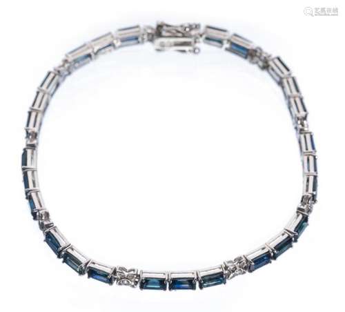 Bracelet en argent .925 rhodié avec 27 saphirs bleus