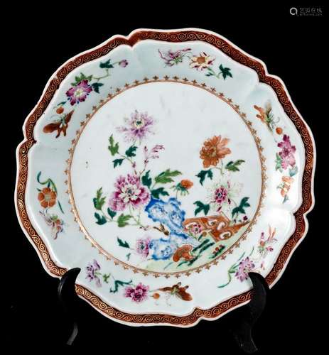 Plat polylobé en porcelaine de Chine à décor en famille rose