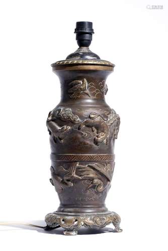 Vase en bronze du Japon à décor d'oiseaux et d'animaux, époque Meiji