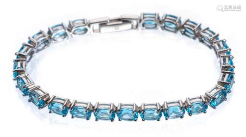 Bracelet en argent .925 rhodié avec une rivière de 22 topazes bleus