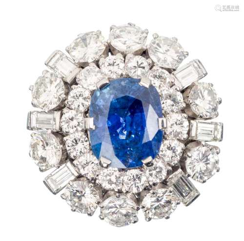 Bague en platine avec un saphir bleu env. 5.27 ct et diamants