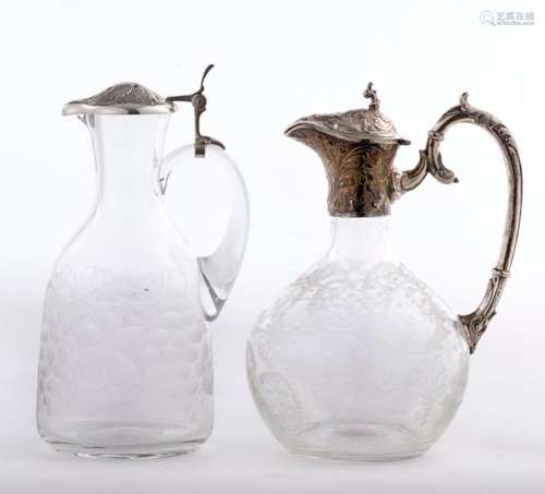 Deux carafes à vin en verre gravé et monture en argent .800.