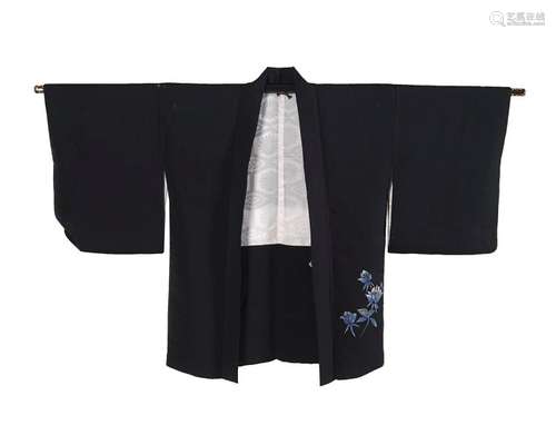 KImono d'homme en soie noire brodée. Japon XXe.