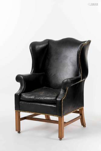 Fauteuil à oreilles Portman en cuir noir, clous dorés à l'arrière