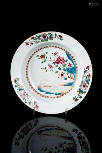 Assiette creuse en porcelaine de Chine à décor en famille rose de moutons