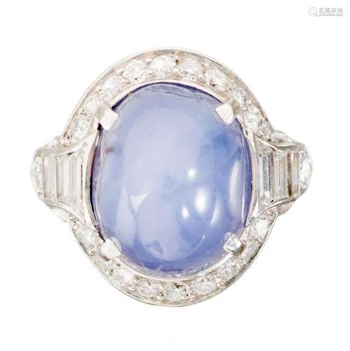 Bague en or blanc .750 avec un saphir étoilé bleu pastel cabochon 15.5 ct et diamants